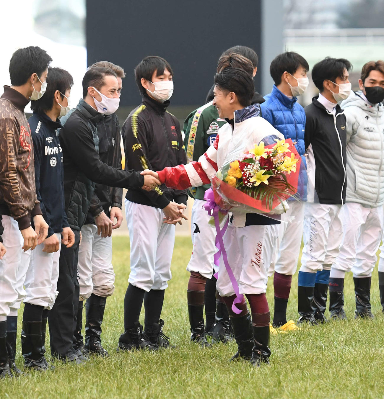 福永騎手（中央）はルメール騎手ら騎手仲間と別れの握手する（撮影・柴田隆二）