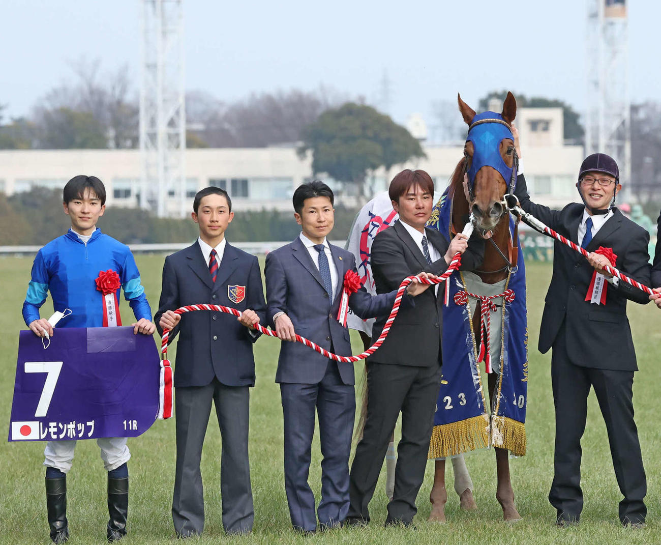 レモンポップでフェブラリーSを制し坂井騎手（左端）と田中博師（中央）（撮影・丹羽敏通）
