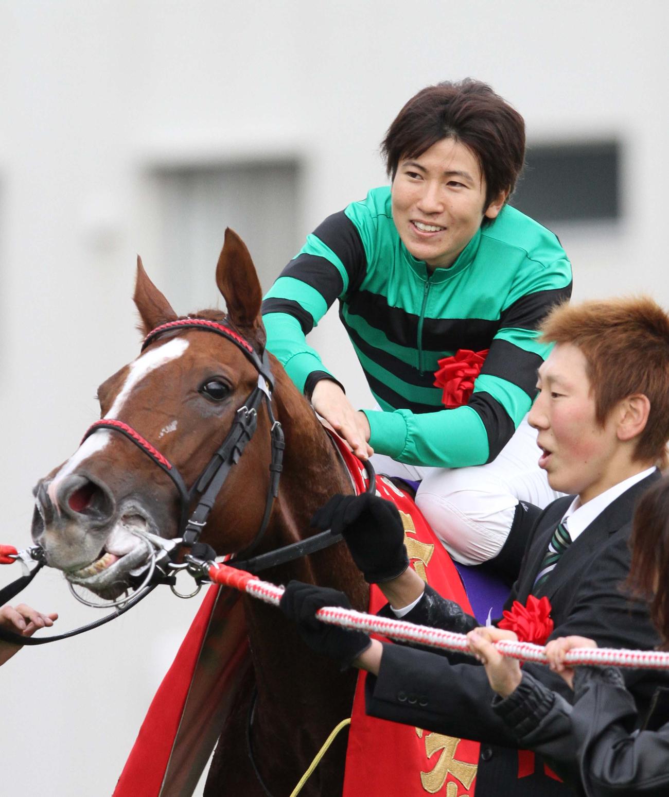 09年エリザベス女王杯を大逃げで制しクィーンスプマンテの首筋をなでてねぎらうた田中博康騎手