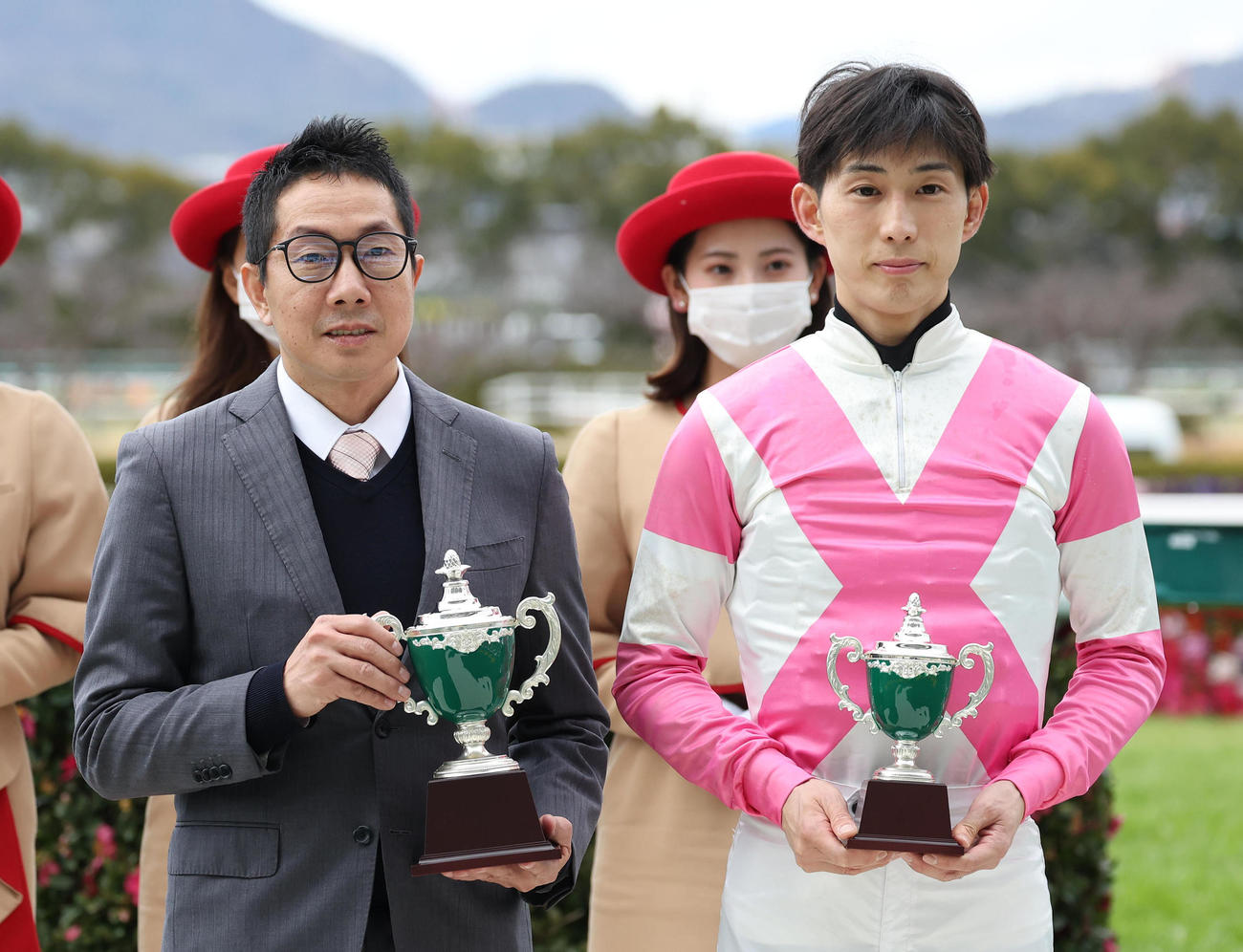 大和Sを制して記念撮影に納まる村山師（左）と藤岡康騎手（撮影・白石智彦）
