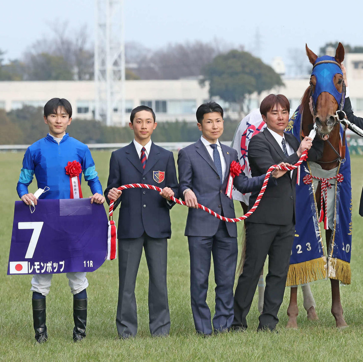 レモンポップの口取りをする坂井騎手（左端）と田中博師（同3人目）（撮影・丹羽敏通）