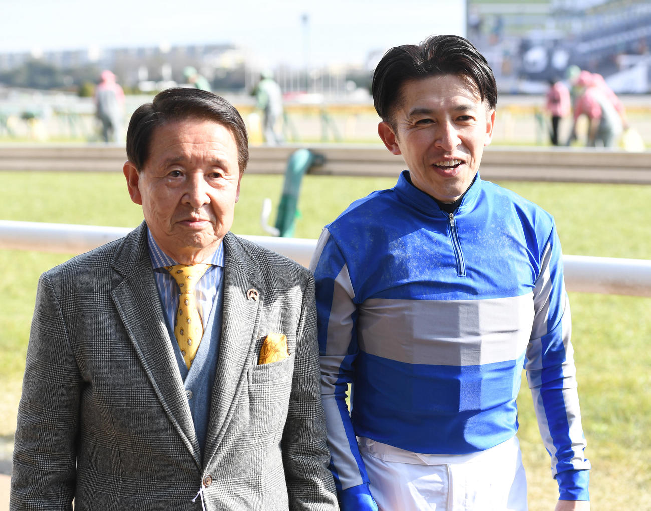 東京9R、ヒヤシンスSを制したペリエールの福永騎手（右）と師匠の北橋修二元調教師（撮影・柴田隆二）