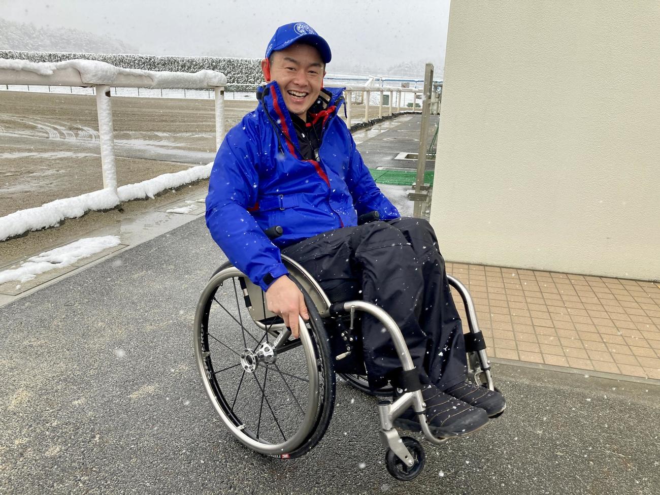 雪の中、車いすでウィリーを披露する藤井騎手（撮影・太田尚樹）