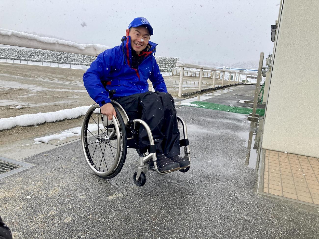 雪の中、車いすでウィリーを披露する藤井騎手（撮影・太田尚樹）