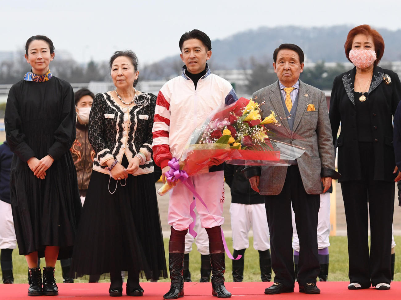 引退セレモニーで記念撮影に納まる（左から）福永夫人の翠さん、母の裕美子さん、福永祐一騎手、北橋元調教師、夫人のまさ子さん