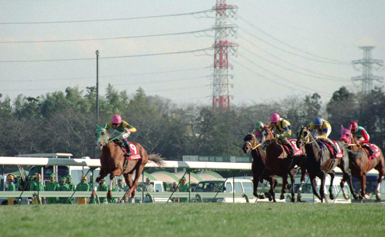 98年3月、中山記念で重賞初制覇を飾ったサイレンススズカ（左端）