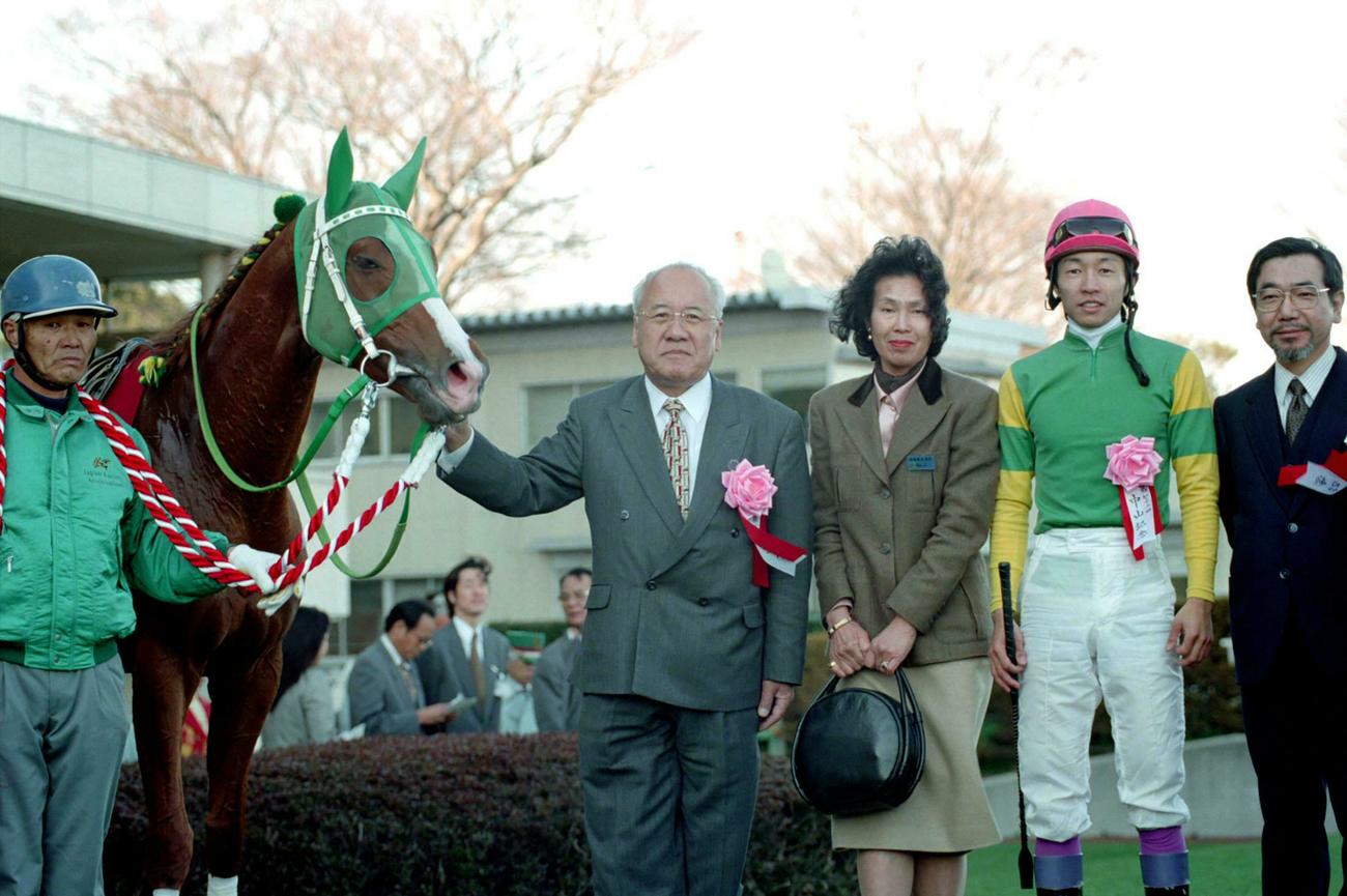 98年3月、中山記念の口取り式に臨むサイレンススズカ陣営。右から2人目は武豊騎手