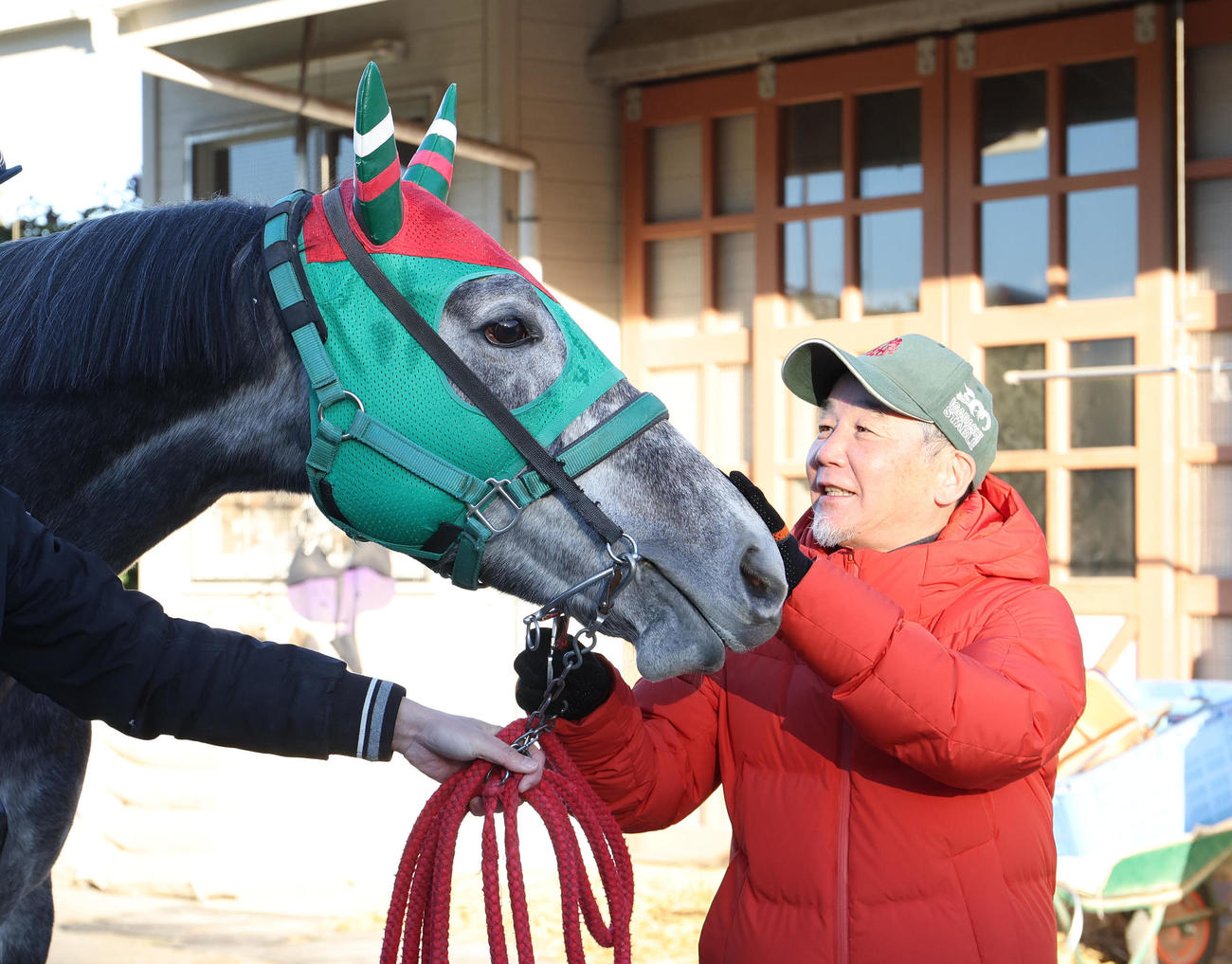 ウインマイティーをなでる五十嵐師（2022年12月撮影）