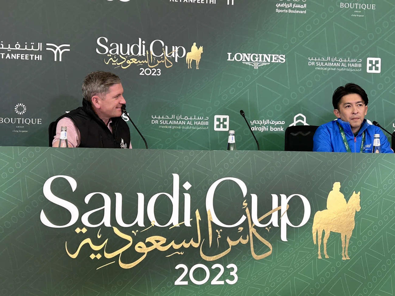 サウジアラビア国際競走の公式記者会見に臨んだ福永騎手（右）