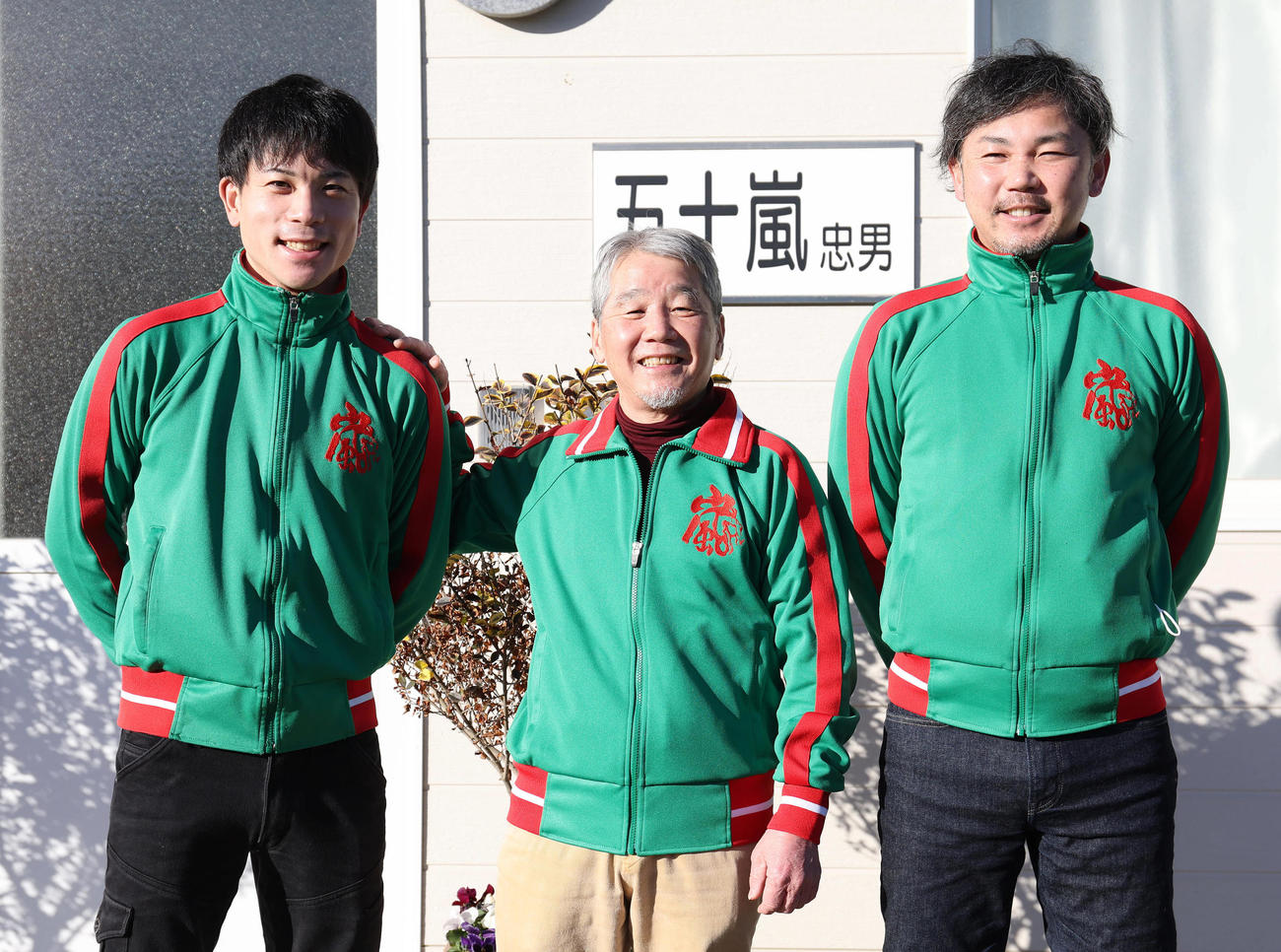 笑顔で記念写真に納まる、左から国分恭騎手、五十嵐師、五十嵐助手（撮影・白石智彦）