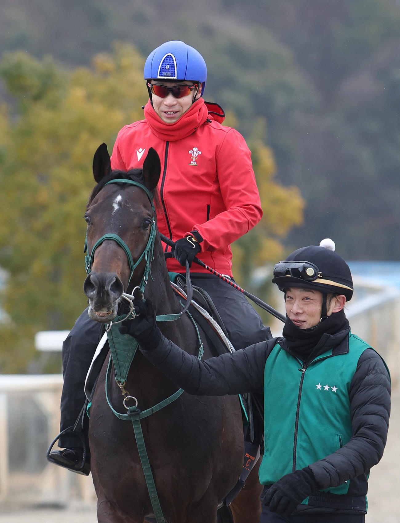 池添騎手を背に調教から引き揚げるサトノラムセス（撮影・白石智彦）