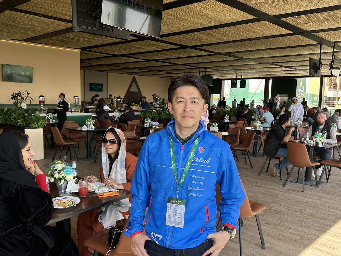 キングアブドゥルアジーズ競馬場の朝食会場に立つ福永騎手