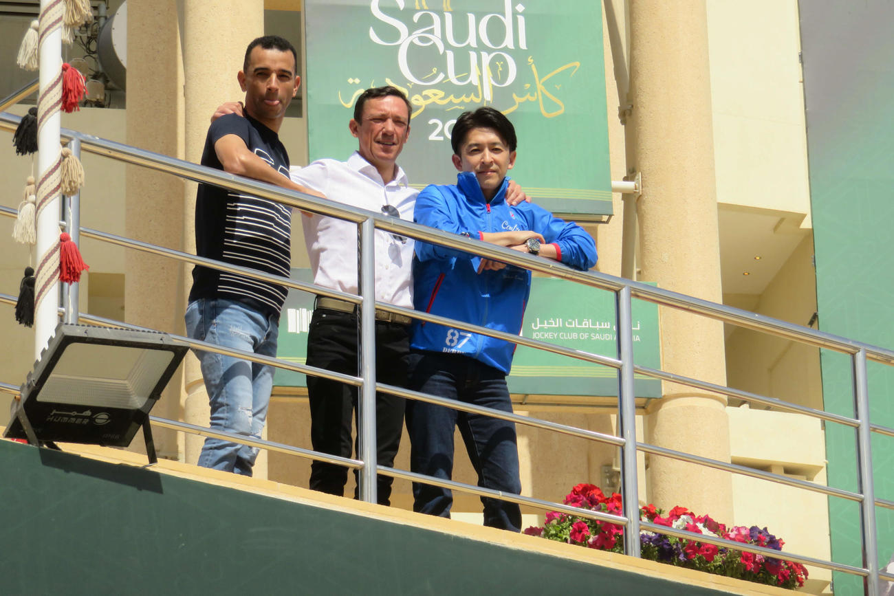デットーリ騎手（中央）、モレイラ騎手（左）と再会した福永騎手