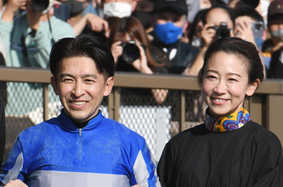 福永祐一騎手（左）と翠夫人（2023年2月撮影）