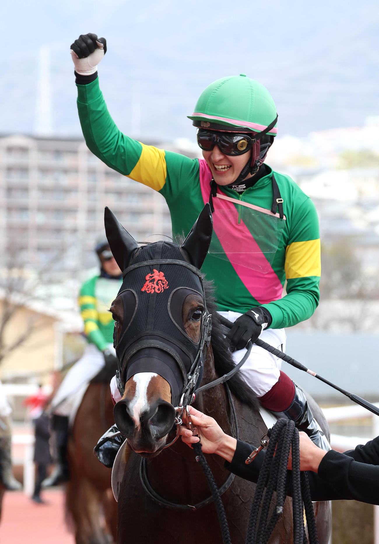 阪神1R、五十嵐忠男厩舎のタガノアレハンドラで3歳未勝利を制し、ガッツポーズする鮫島克駿騎手