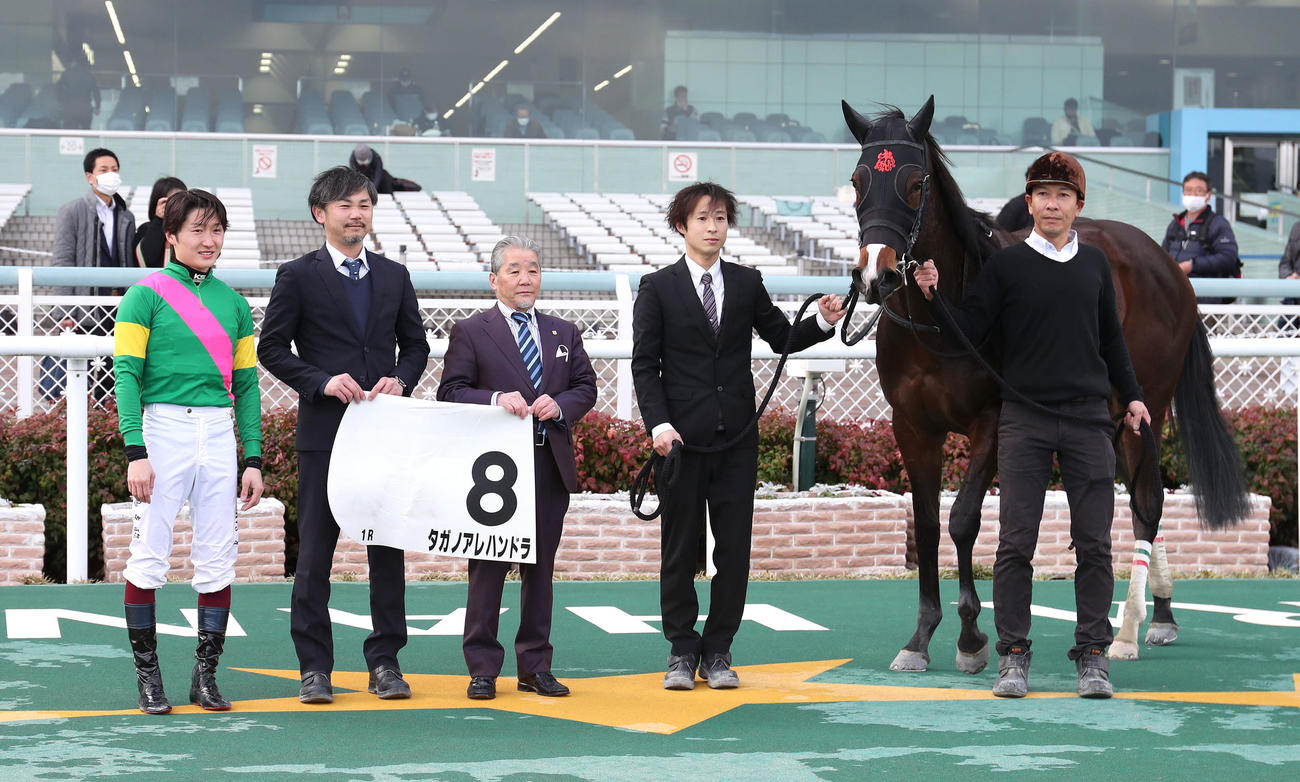 阪神1R、タガノアレハンドラで3歳未勝利を制し、口取りに並ぶ五十嵐忠男師（中央）（撮影・白石智彦）