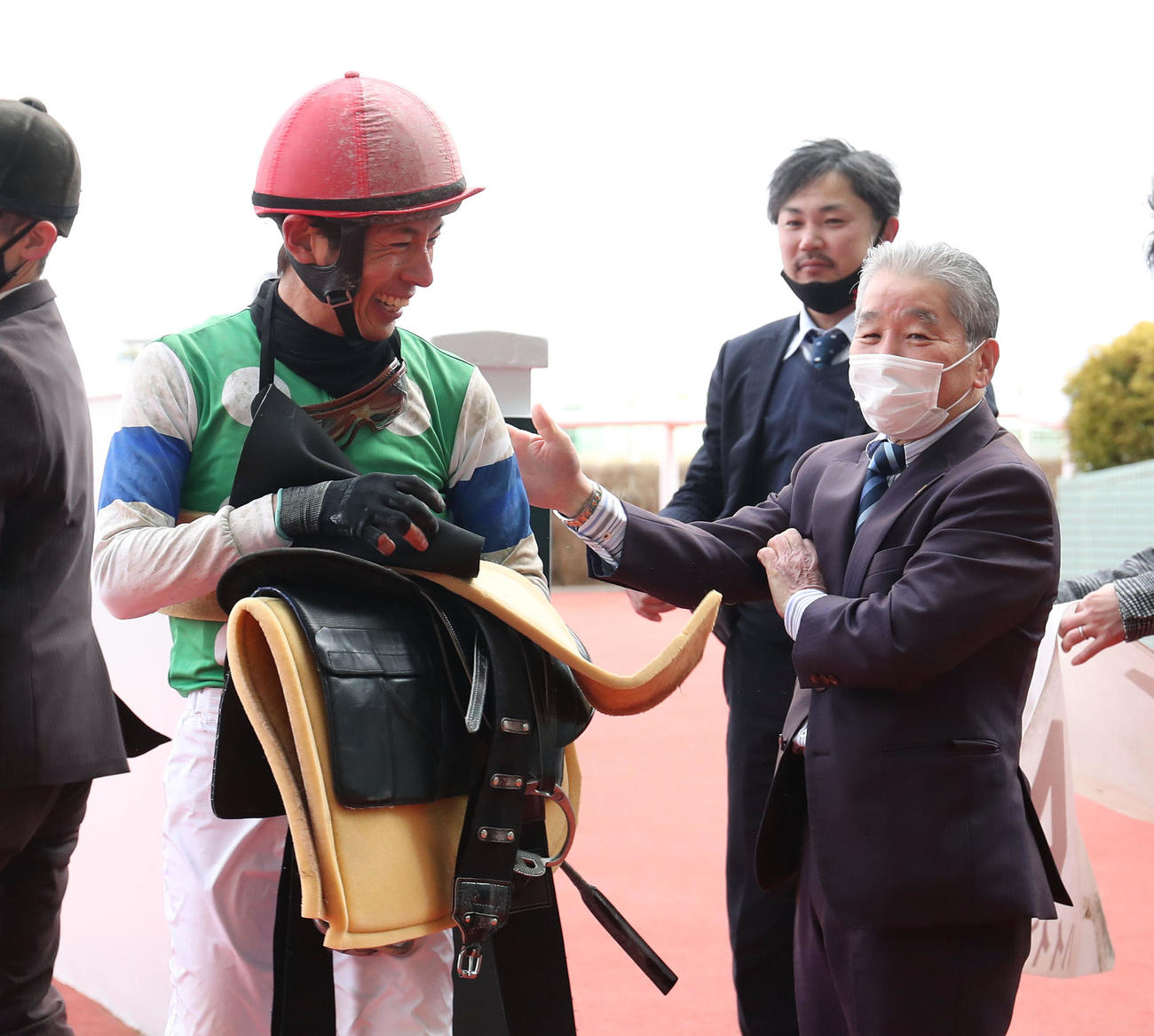 阪神2R、ハイインザスカイで勝利した和田竜二騎手をねぎらう五十嵐忠男師（右）（撮影・白石智彦）