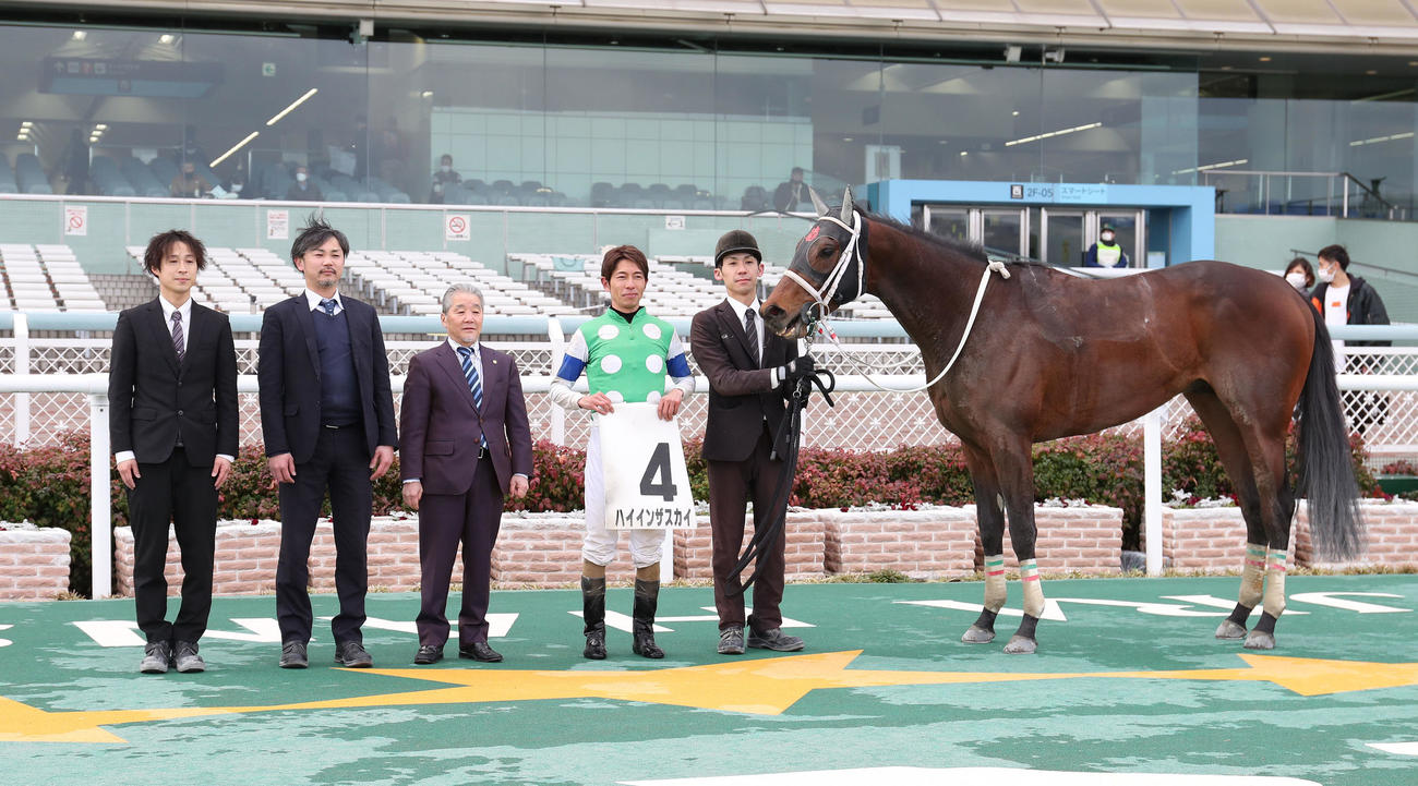 阪神2R、ハイインザスカイで勝利して口取りに並ぶ五十嵐忠男師（中央）（撮影・白石智彦）