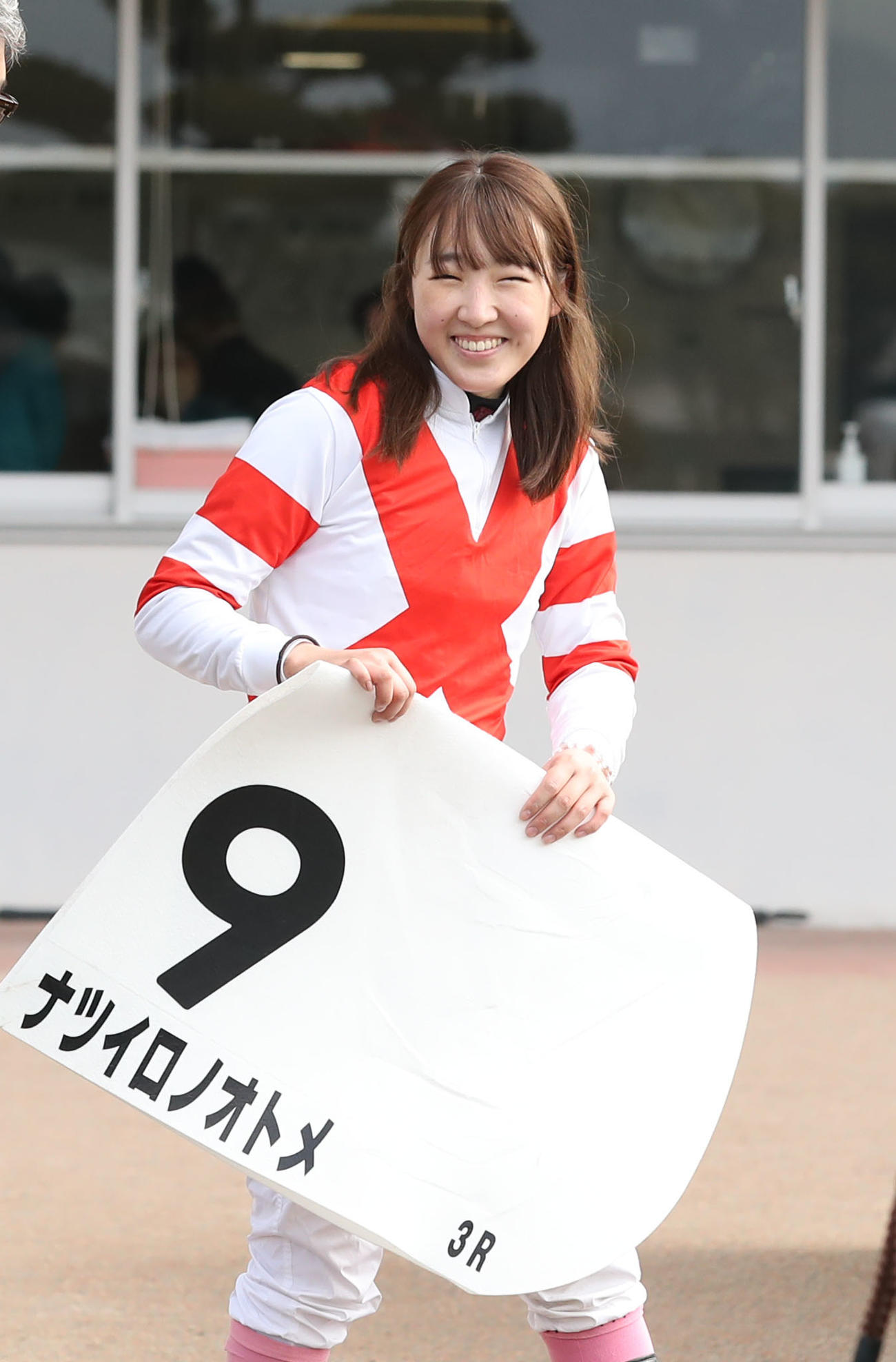 小倉3R、4歳上1勝クラスを制し、笑顔を見せる永島まなみ騎手（撮影・屋方直哉）