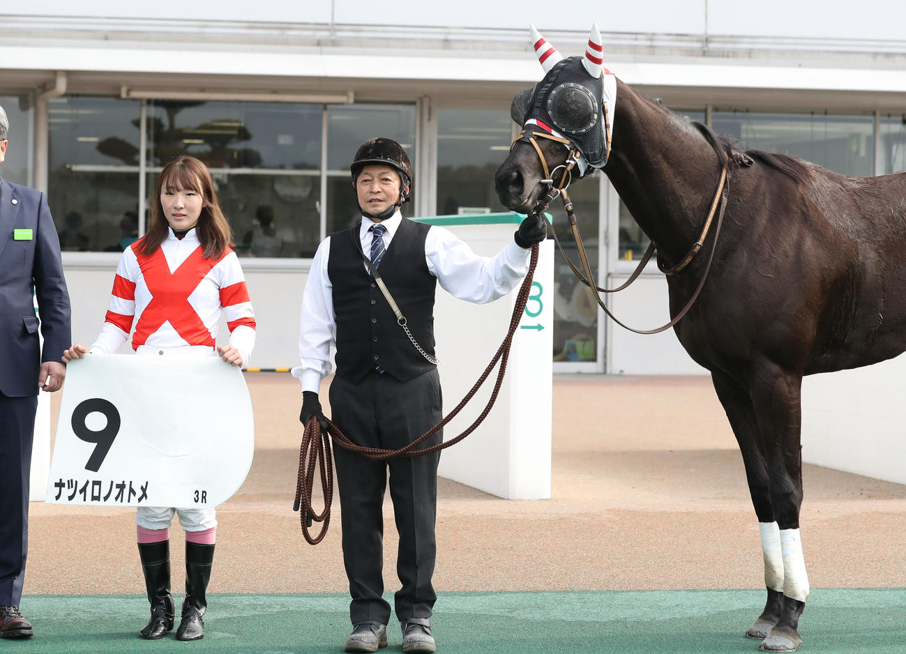 小倉3R、4歳上1勝クラスで1着のナツイロノオトメと永島まなみ騎手（撮影・屋方直哉）