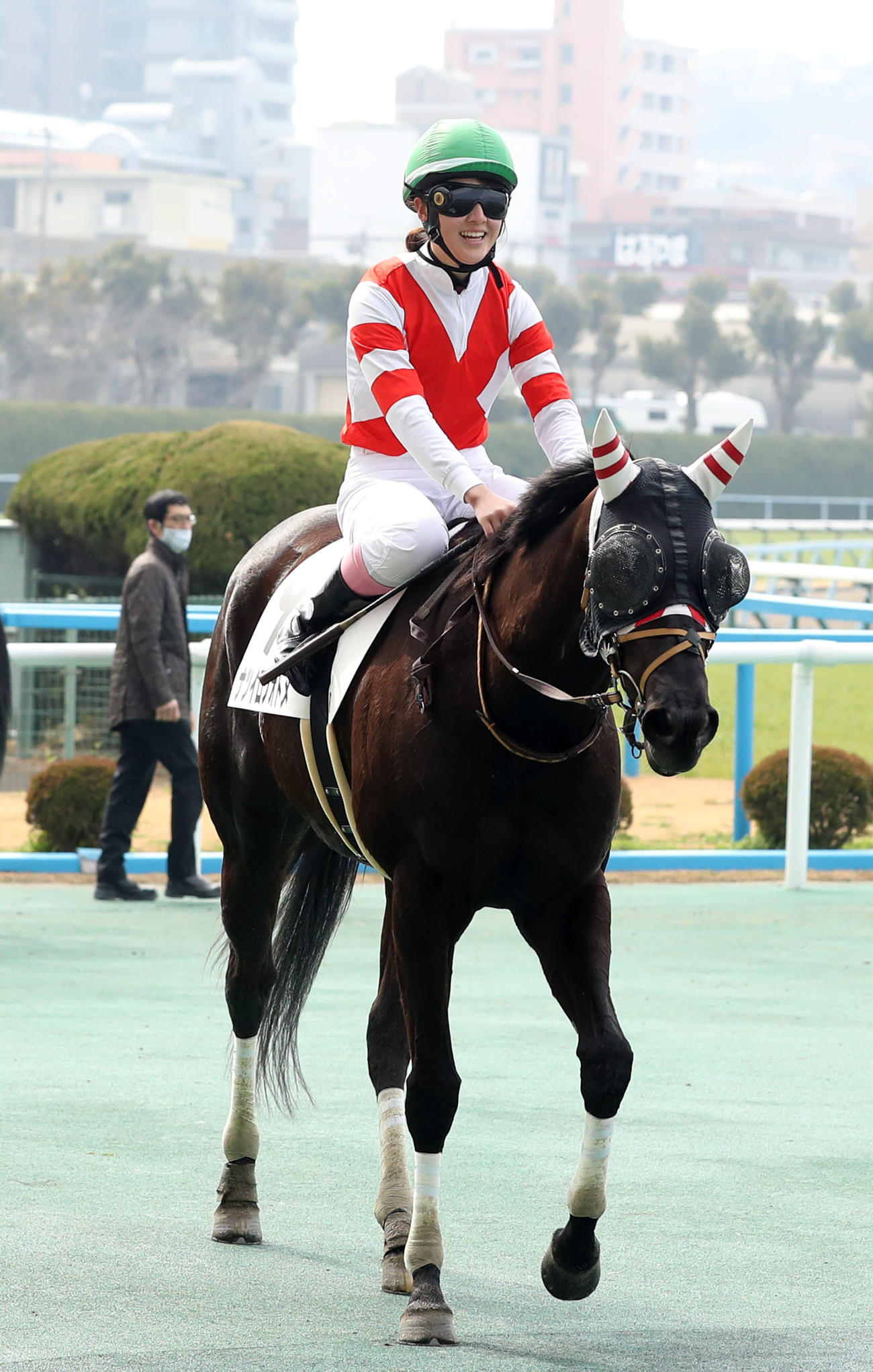 小倉3R、4歳上1勝クラスで1着のナツイロノオトメと永島まなみ騎手（撮影・屋方直哉）
