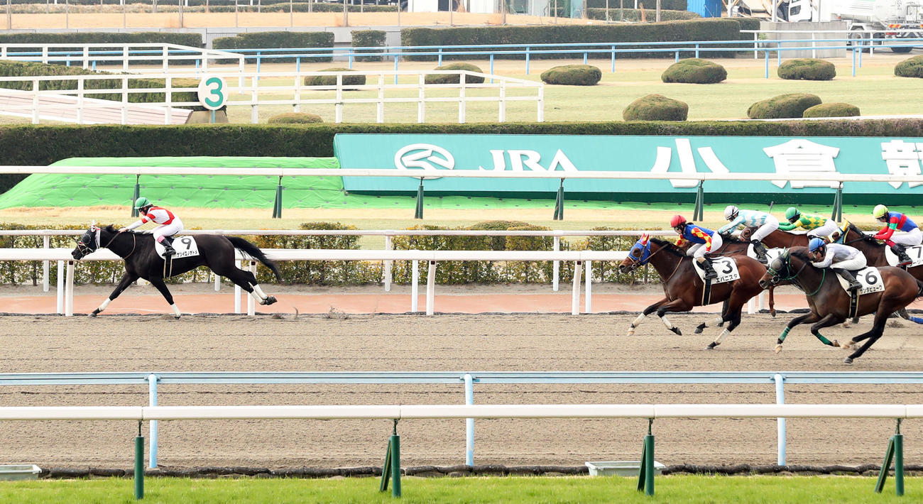 小倉3R、4歳上1勝クラスで1着のナツイロノオトメと永島まなみ騎手（左）（撮影・屋方直哉）
