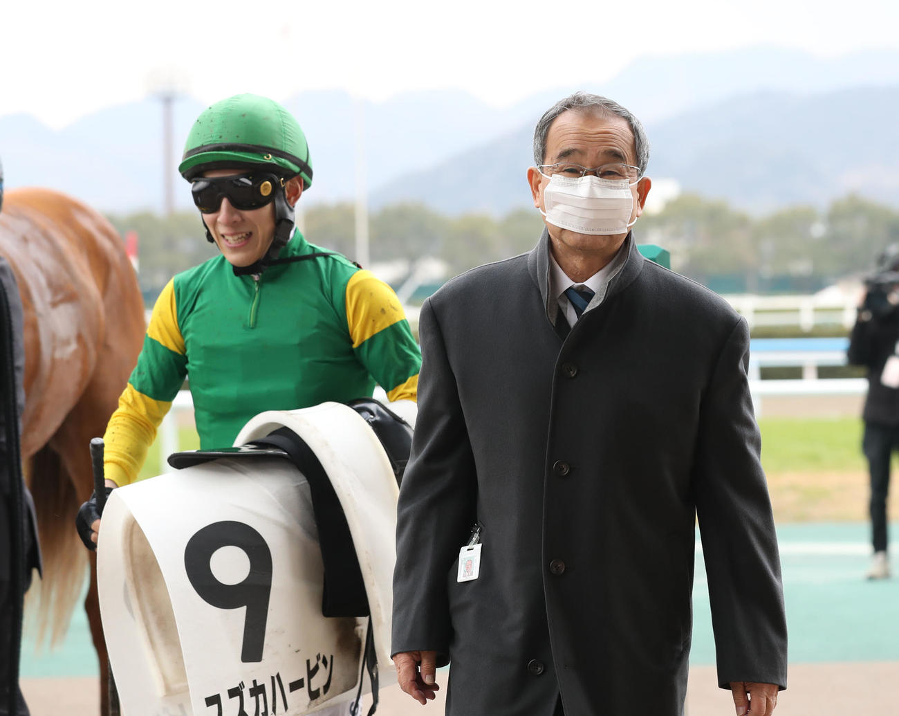 小倉6R・3歳未勝利を制した橋田満調教師（右）と藤岡佑介騎手（撮影・屋方直哉）