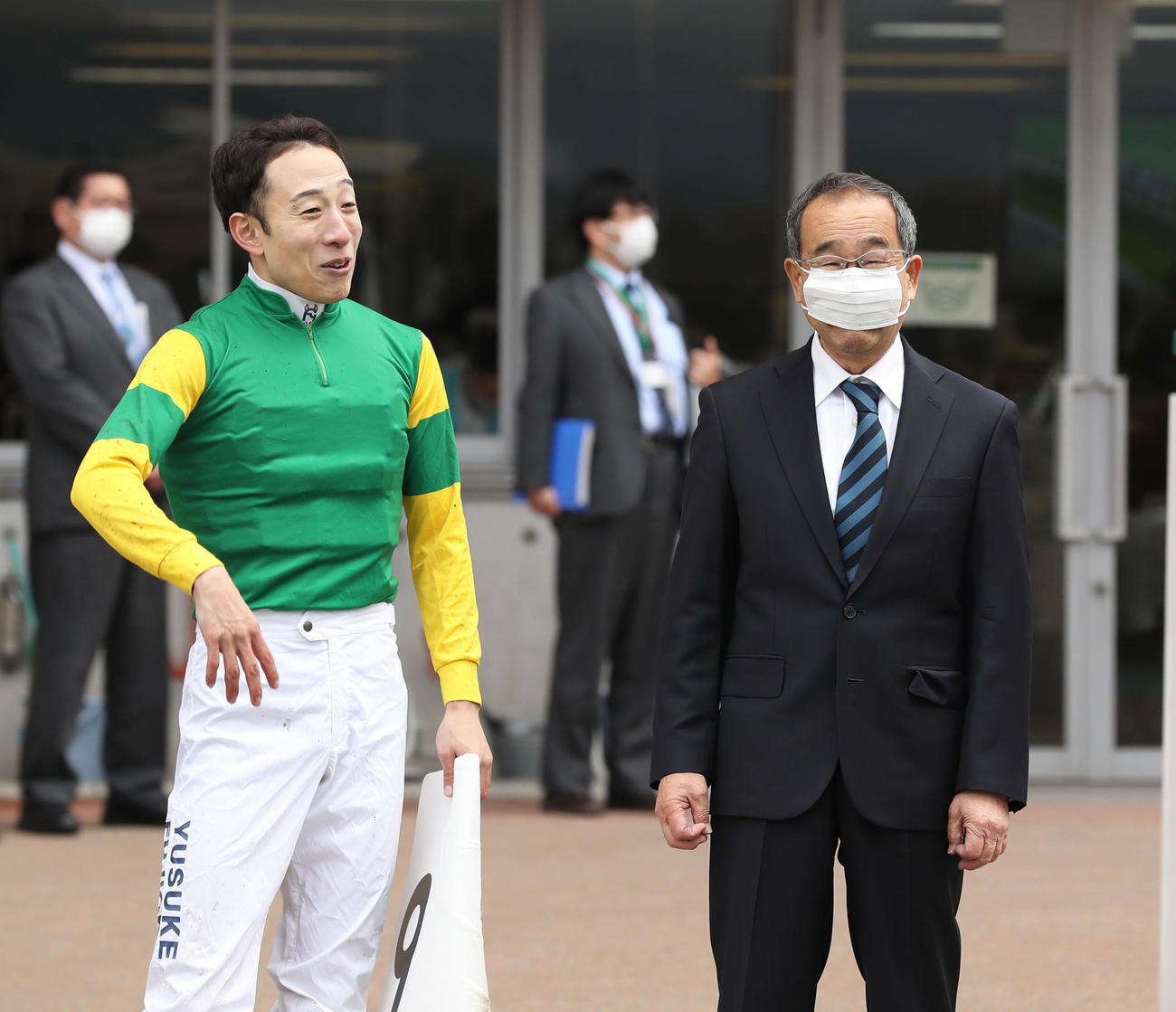 小倉6R・3歳未勝利を制し、笑顔を見せる橋田満調教師（右）と藤岡佑介騎手（撮影・屋方直哉）