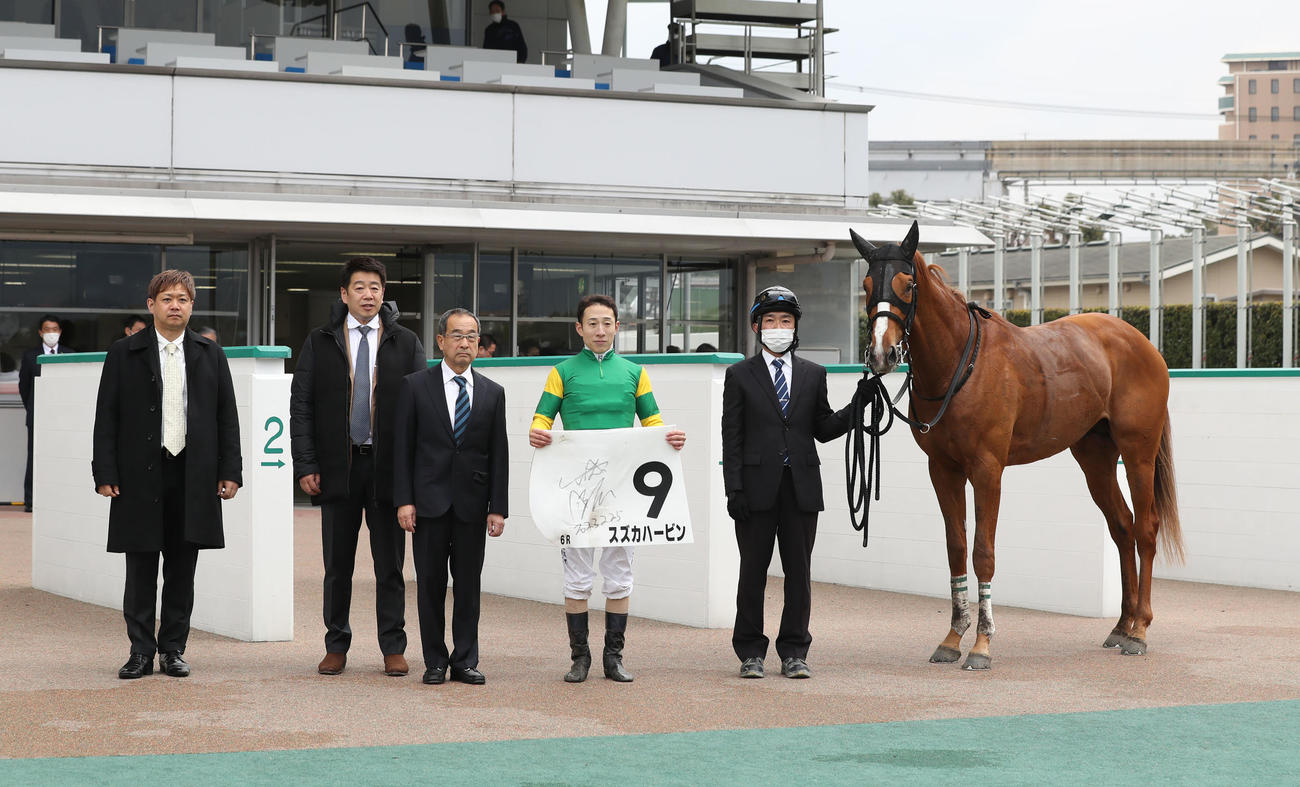 小倉6R・3歳未勝利で1着のスズカハービンと藤岡佑介騎手（中央）（撮影・屋方直哉）