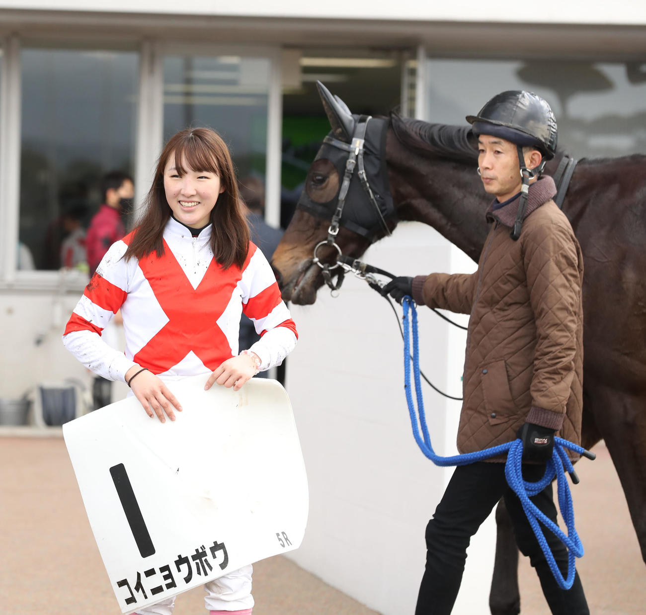 小倉5R・3歳未勝利を制し、笑顔を見せる永島まなみ騎手とコイニョウボウ（撮影・屋方直哉）