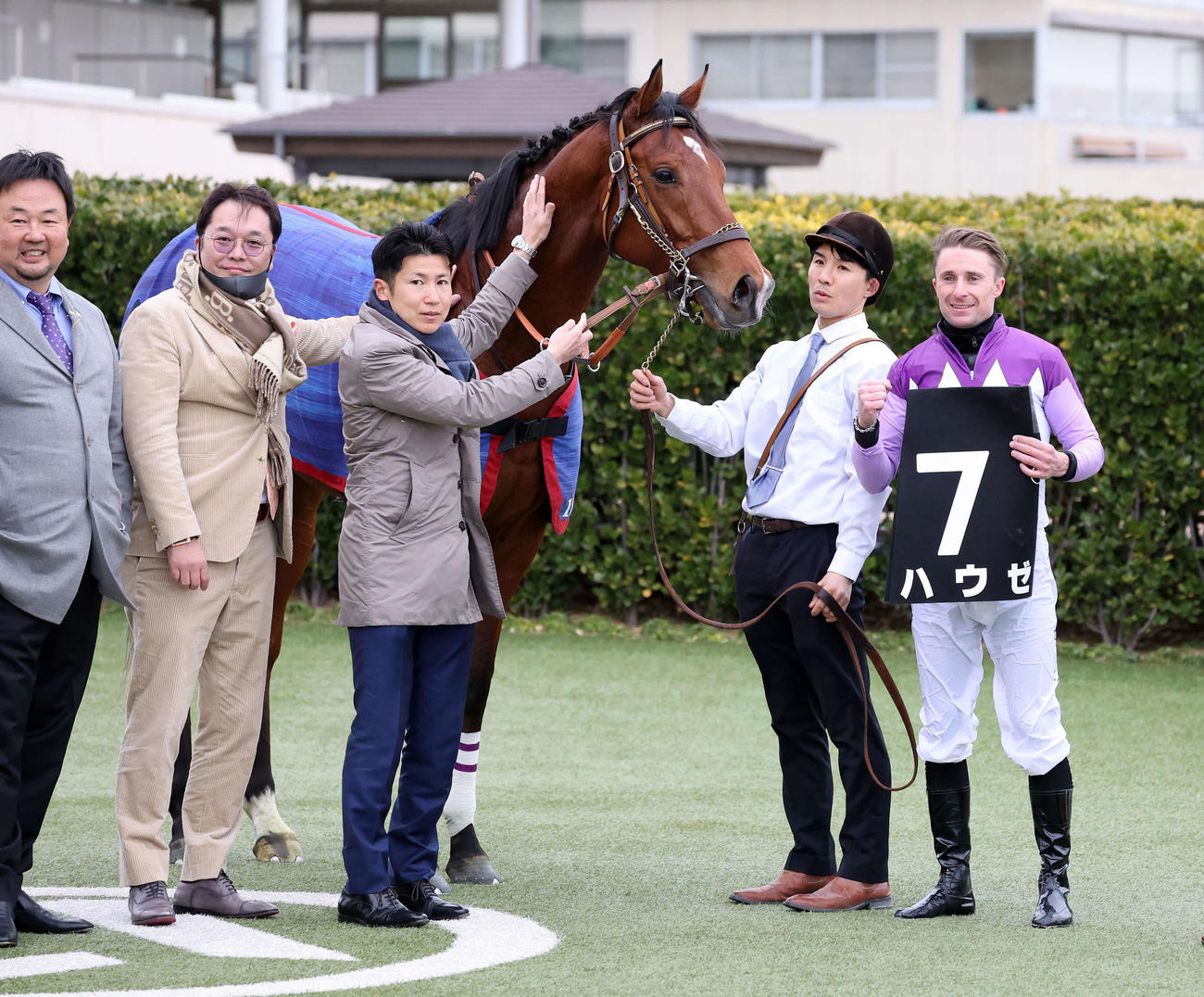 水仙賞を制したハウゼとバシュロ騎手（撮影・鈴木正人）