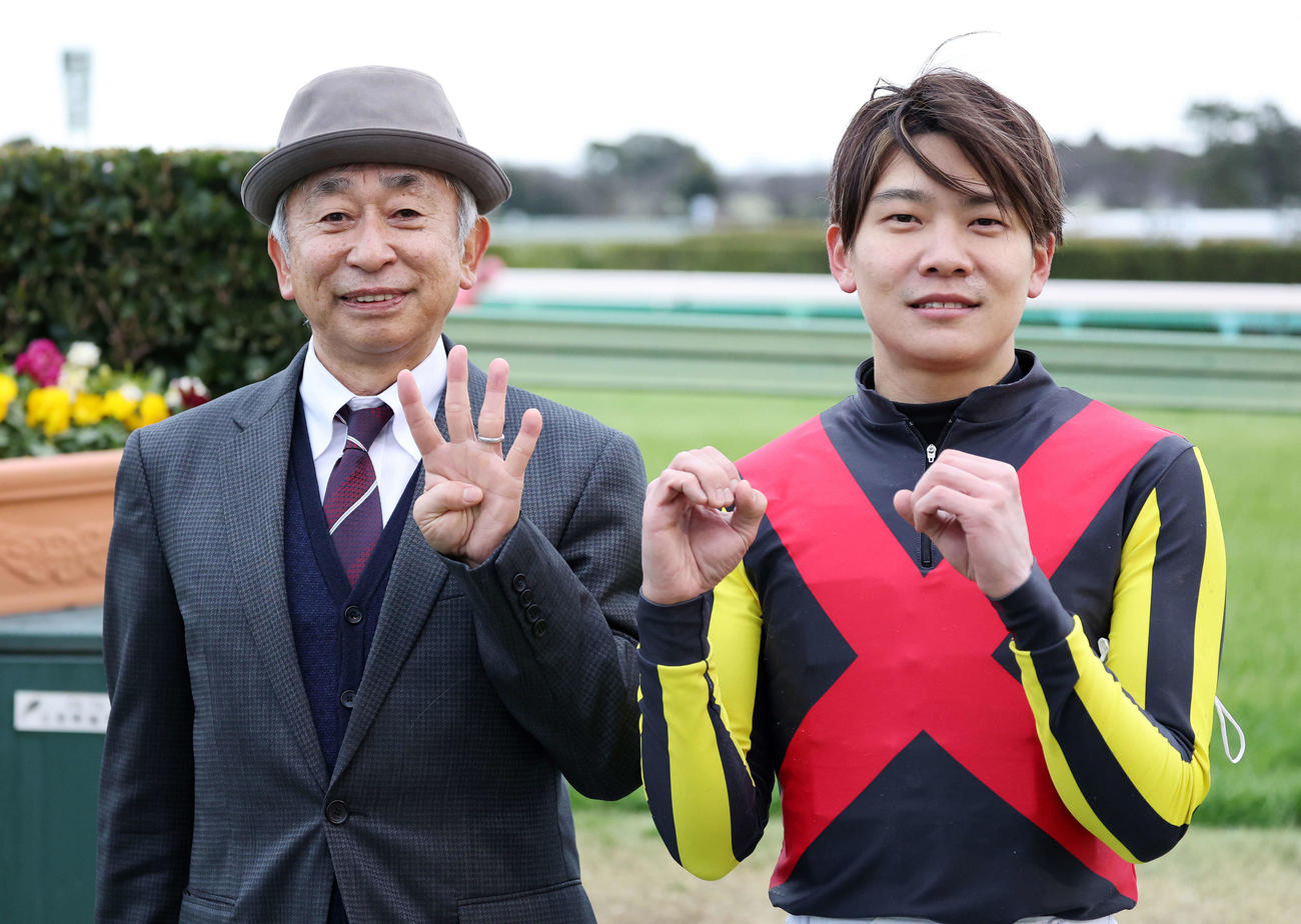 JRA通算400勝を達成し笑顔でポーズする鹿戸雄一調教師（左）と三浦皇成騎手（撮影・鈴木正人）