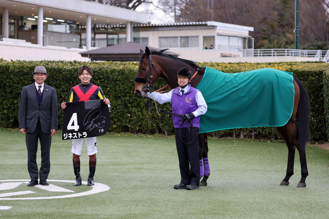 幕張Sを制したジネストラと三浦皇成騎手（撮影・鈴木正人）
