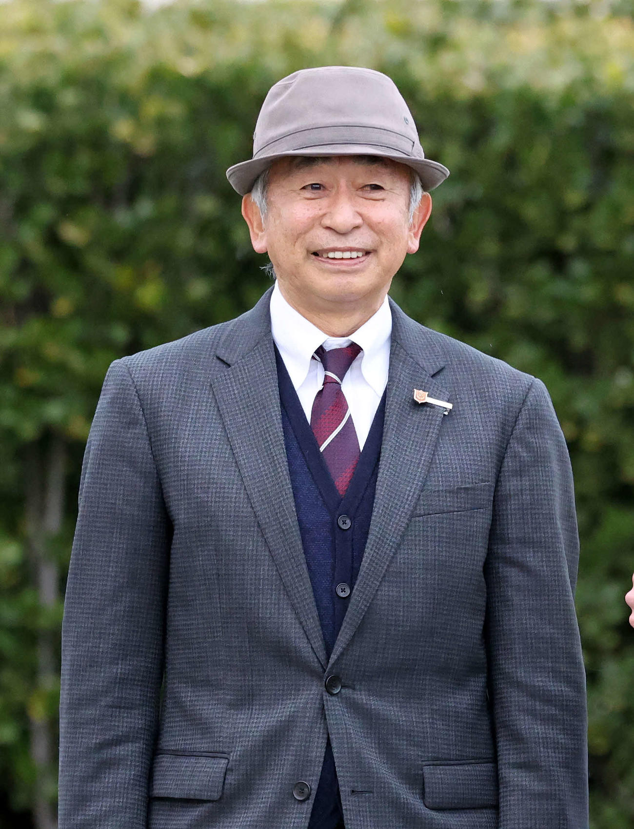 JRA通算400勝を達成し笑顔を見せる鹿戸雄一調教師（撮影・鈴木正人）