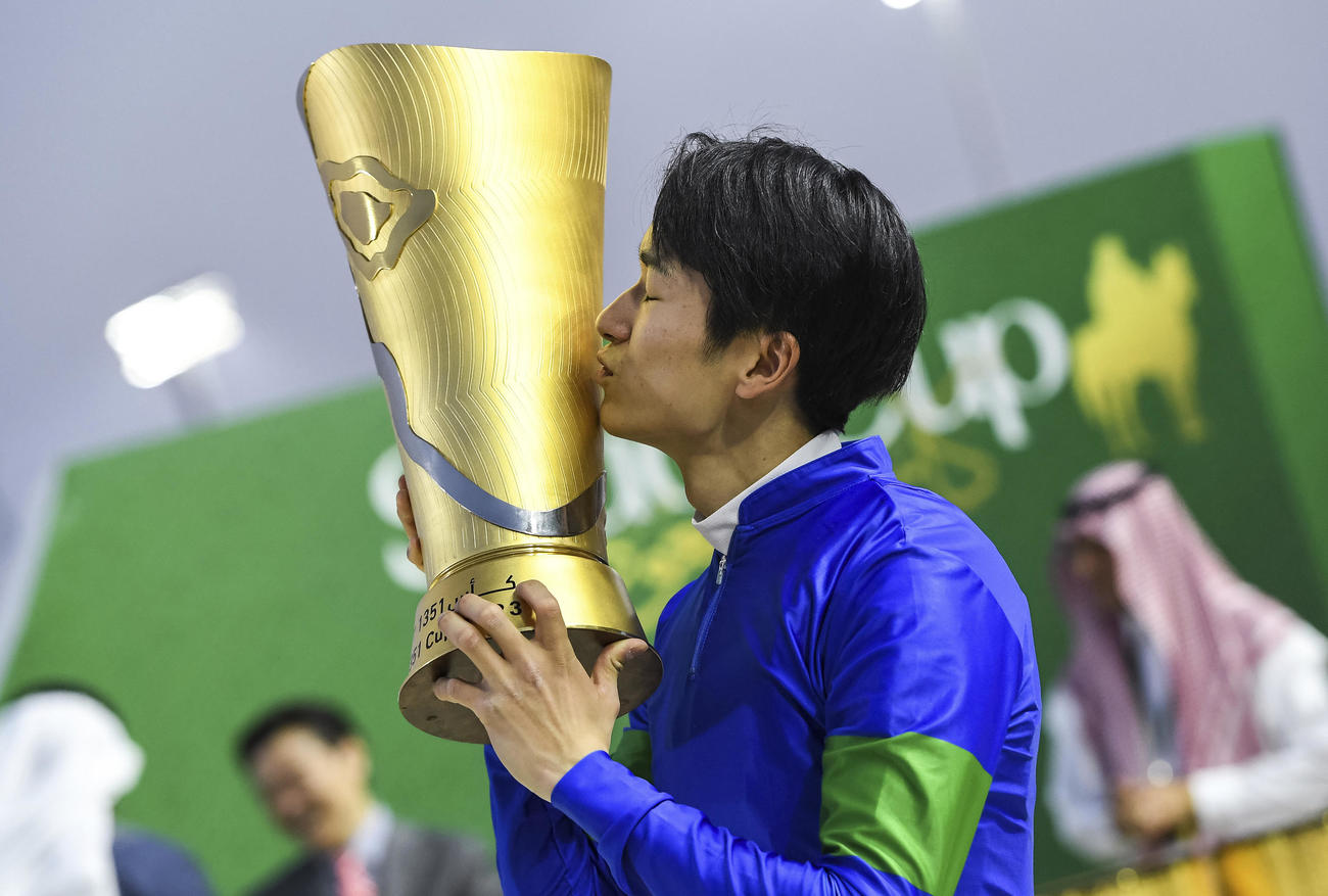 1351ターフスプリントをバスラットレオンで制し、トロフィーにキスをする坂井騎手（AP）