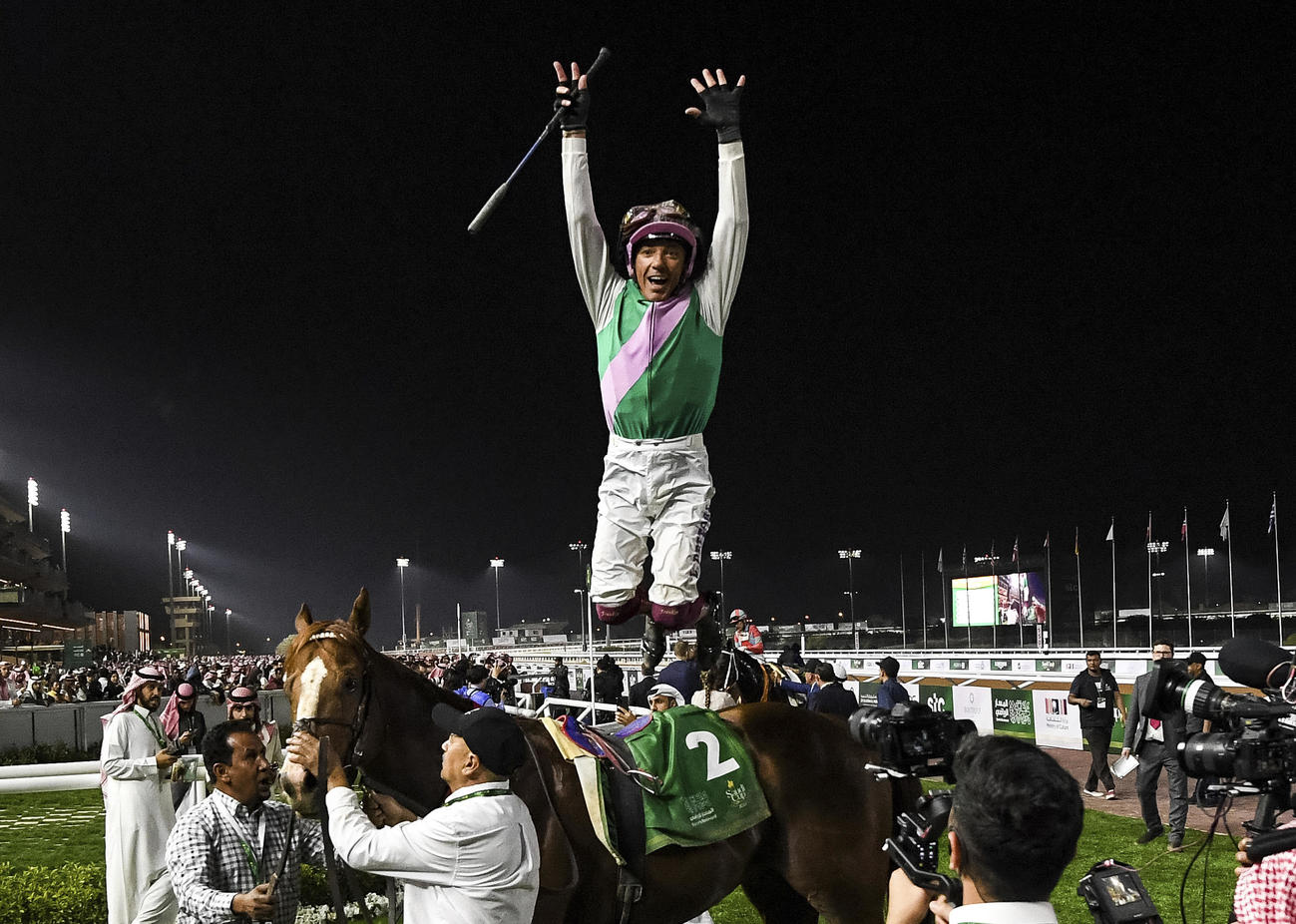 エリートパワーで勝利し、馬上で雄たけびをあげるデットーリ騎手（AP）