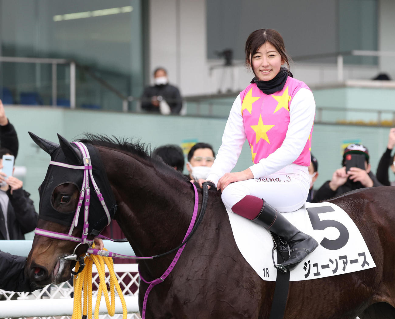 阪神1R、勝利したジューンアースと口取り撮影に納まる今村聖奈騎手（撮影・白石智彦）