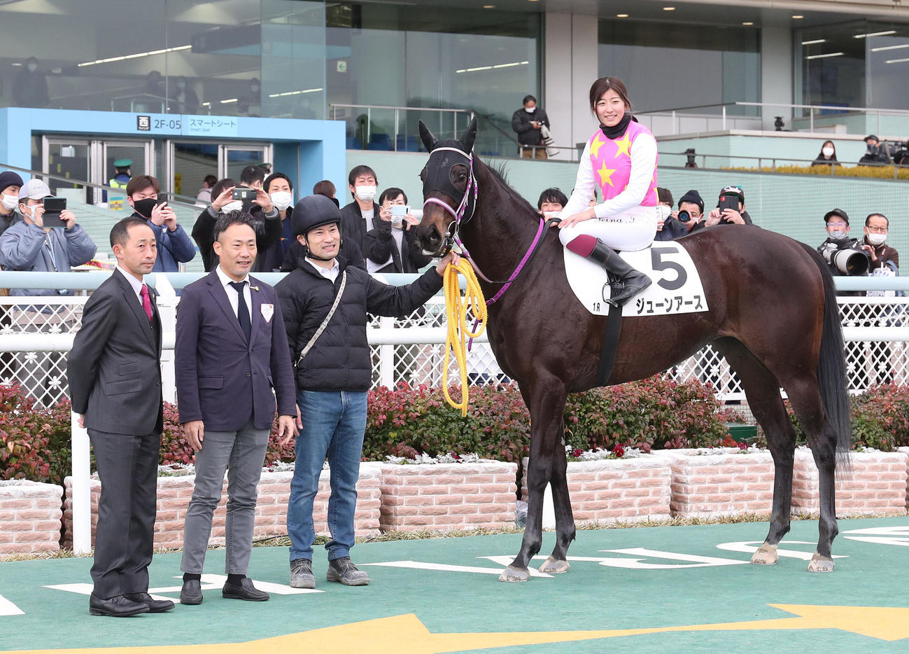 阪神1R、勝利したジューンアースと口取り撮影に納まる今村聖奈騎手（撮影・白石智彦）