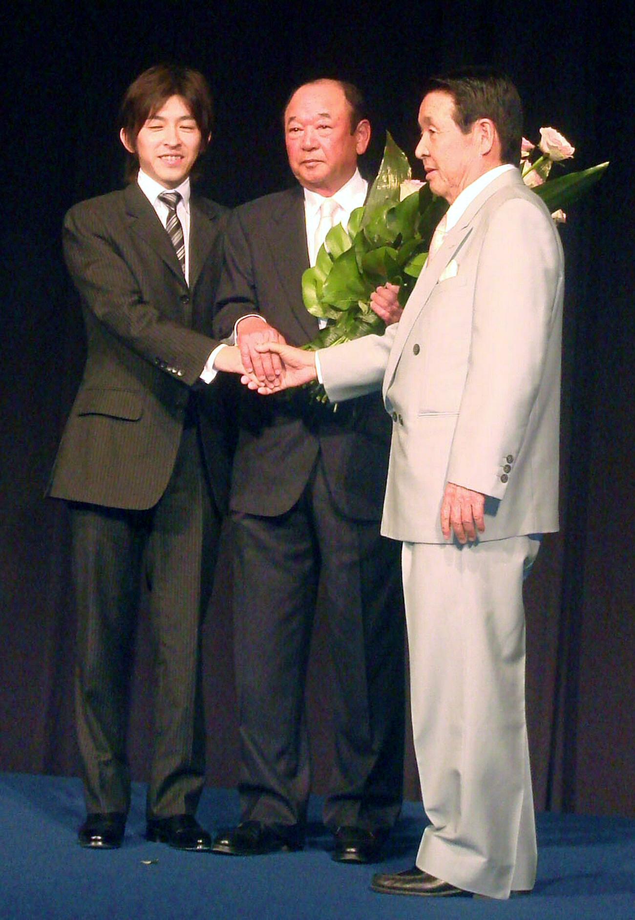 07年3月、引退記念パーティーで瀬戸口師（中央）は北橋師（右）、福永騎手と握手を交わす
