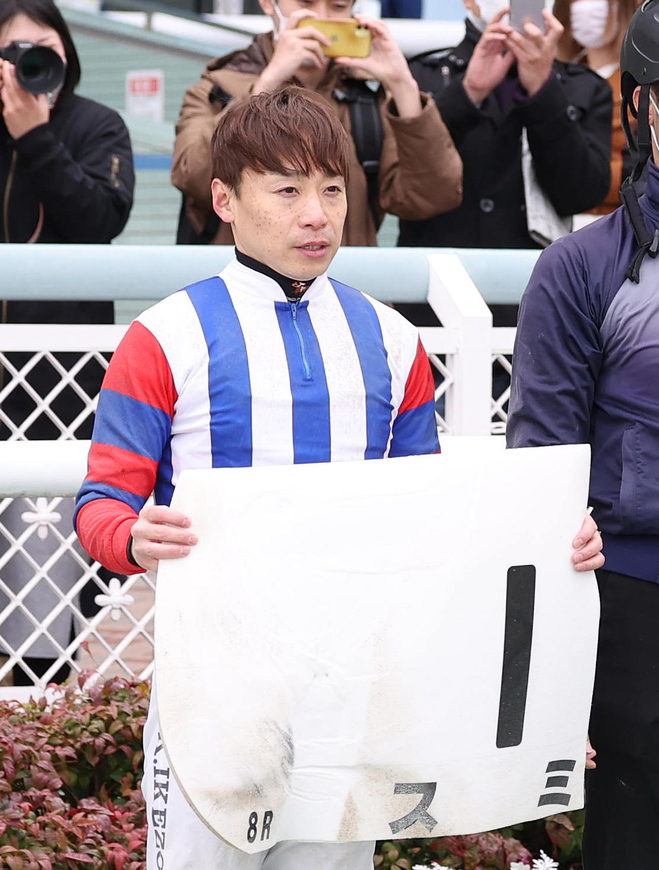 ケガからの復帰後初勝利を挙げて口取りに並ぶ池添騎手（撮影・白石智彦）