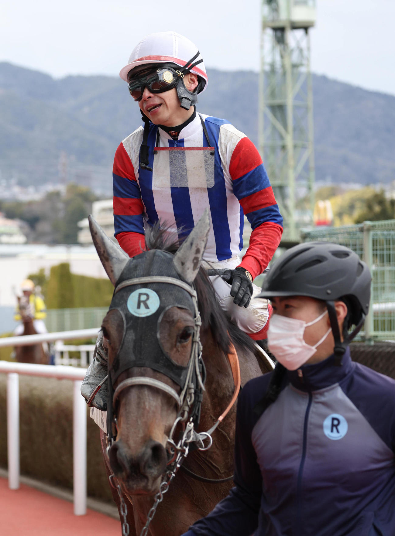 スミで阪神8Rを制し、ケガからの復帰後初勝利を挙げた池添騎手（撮影・白石智彦）