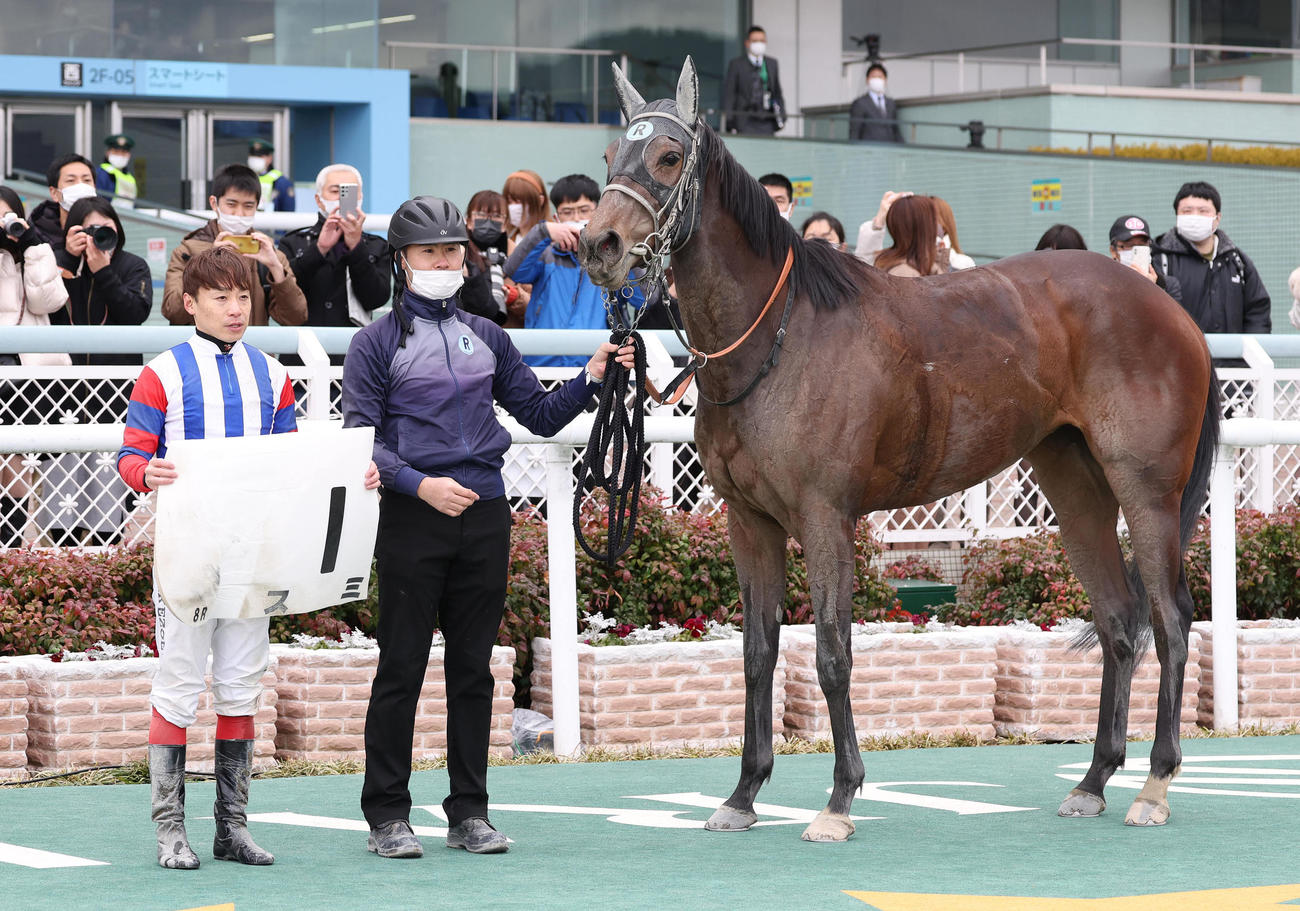スミで阪神8Rを制し、口取りに並ぶ池添騎手（左）（撮影・白石智彦）
