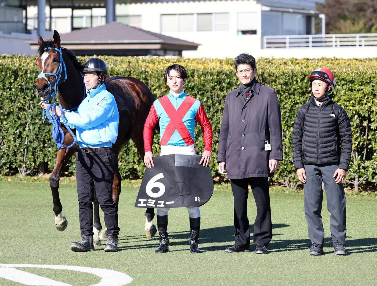 デイジー賞を制したエミューと菅原明良騎手（撮影・鈴木正人）