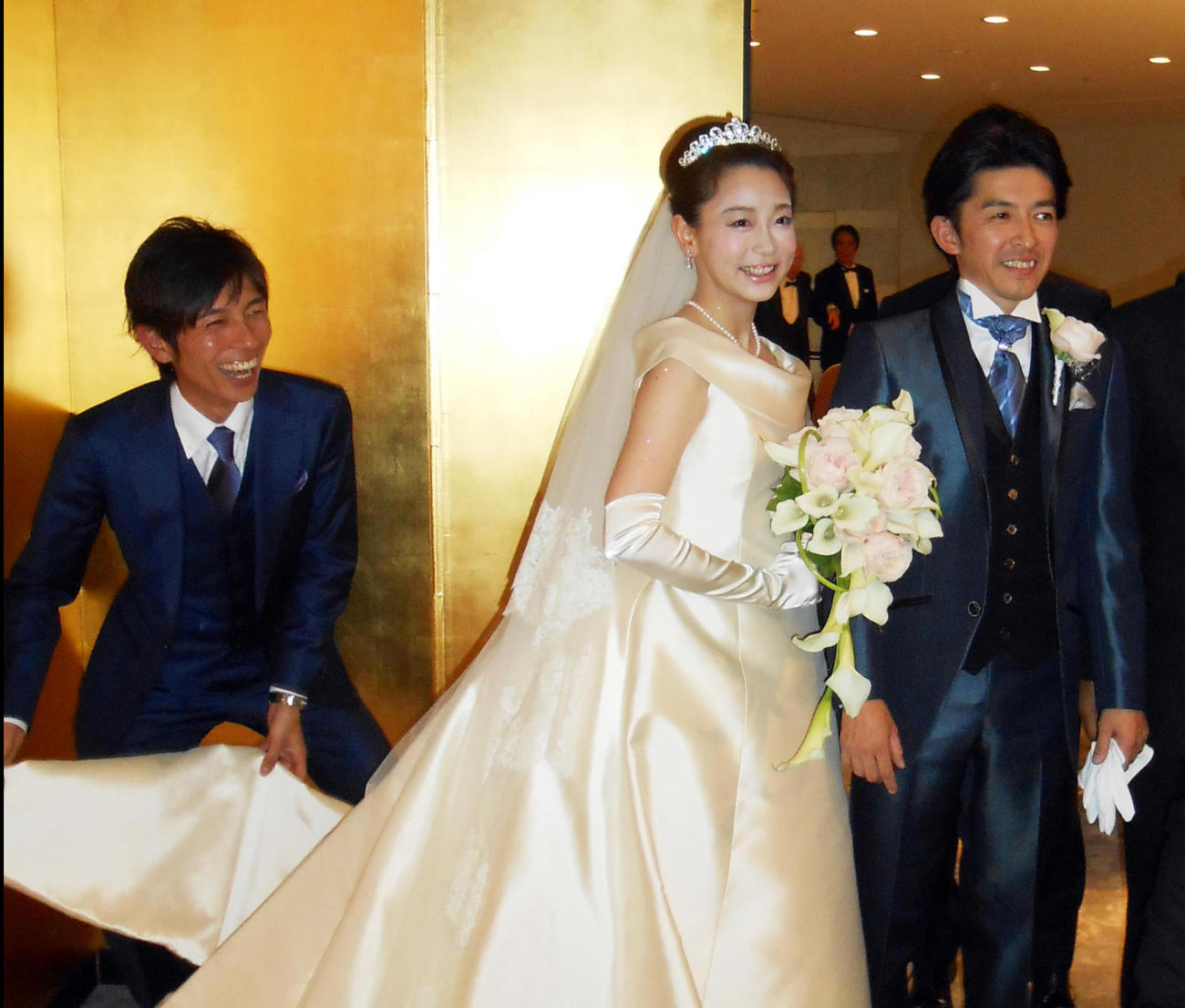 13年12月、披露宴を行った福永祐一騎手（右）とフリーアナウンサーの松尾翠。後方はドレスの裾を持つ和田竜二騎手