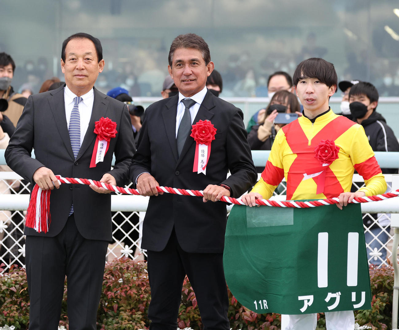 阪急杯を制したアグリと口取りに並ぶ左から、三木オーナー、鈴木亜久里氏、横山和騎手（撮影・白石智彦）