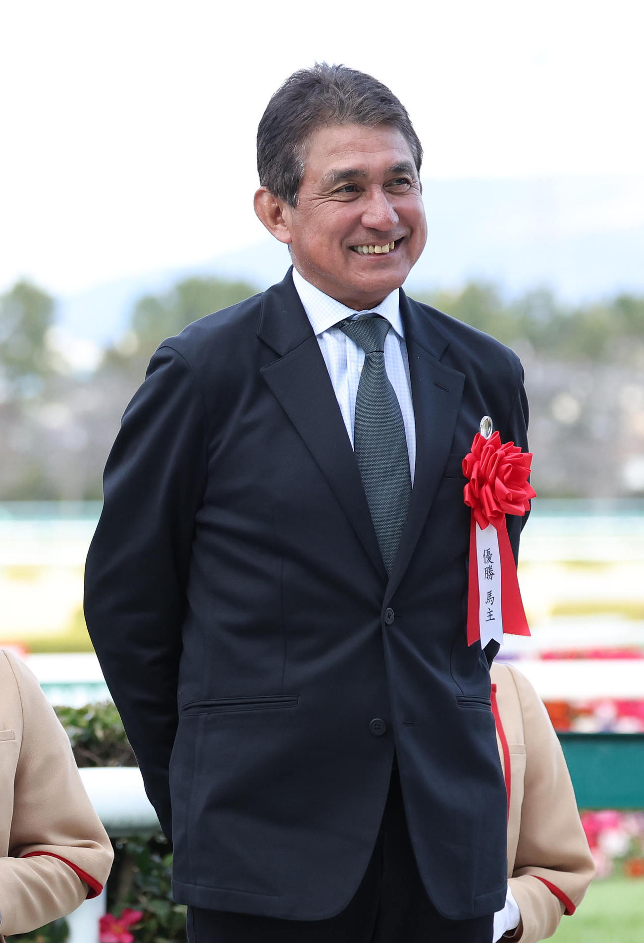 笑顔で表彰台に登壇する鈴木亜久里氏（撮影・白石智彦）