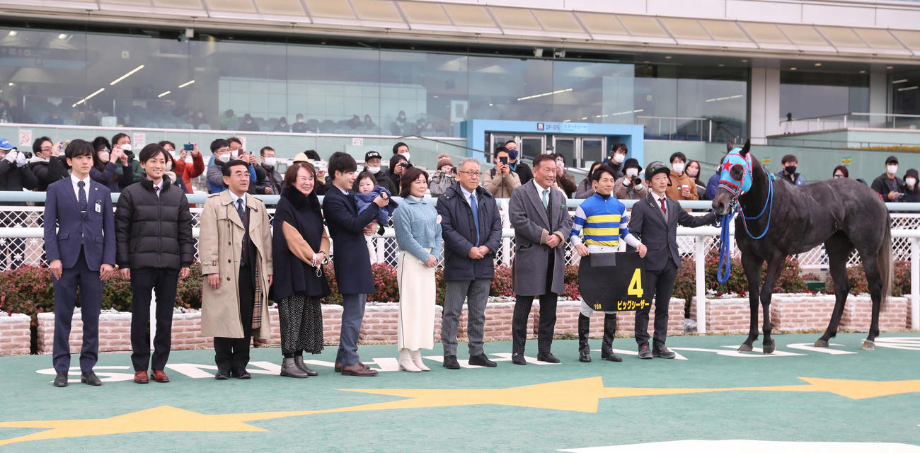 マーガレットSを快勝したビッグシーザーと口取りに並ぶ幸騎手（右から2人目）（撮影・白石智彦）