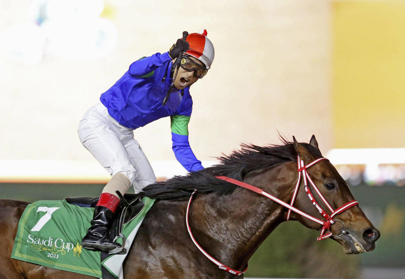 サウジカップで優勝した吉田豊騎乗のパンサラッサ＝キングアブドルアジズ競馬場（ロイター＝共同）