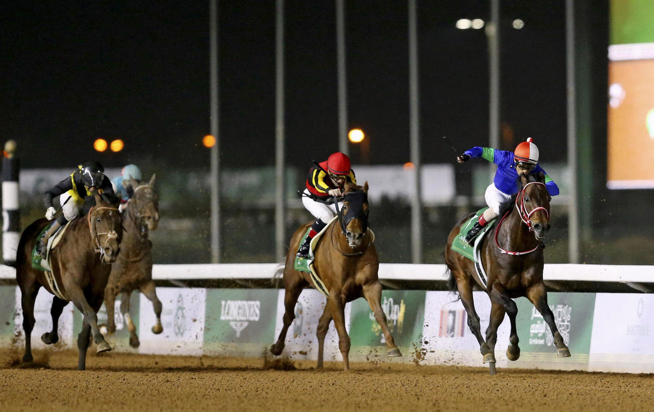 サウジカップを制した吉田豊騎乗のパンサラッサ（右端）（ロイター＝共同）