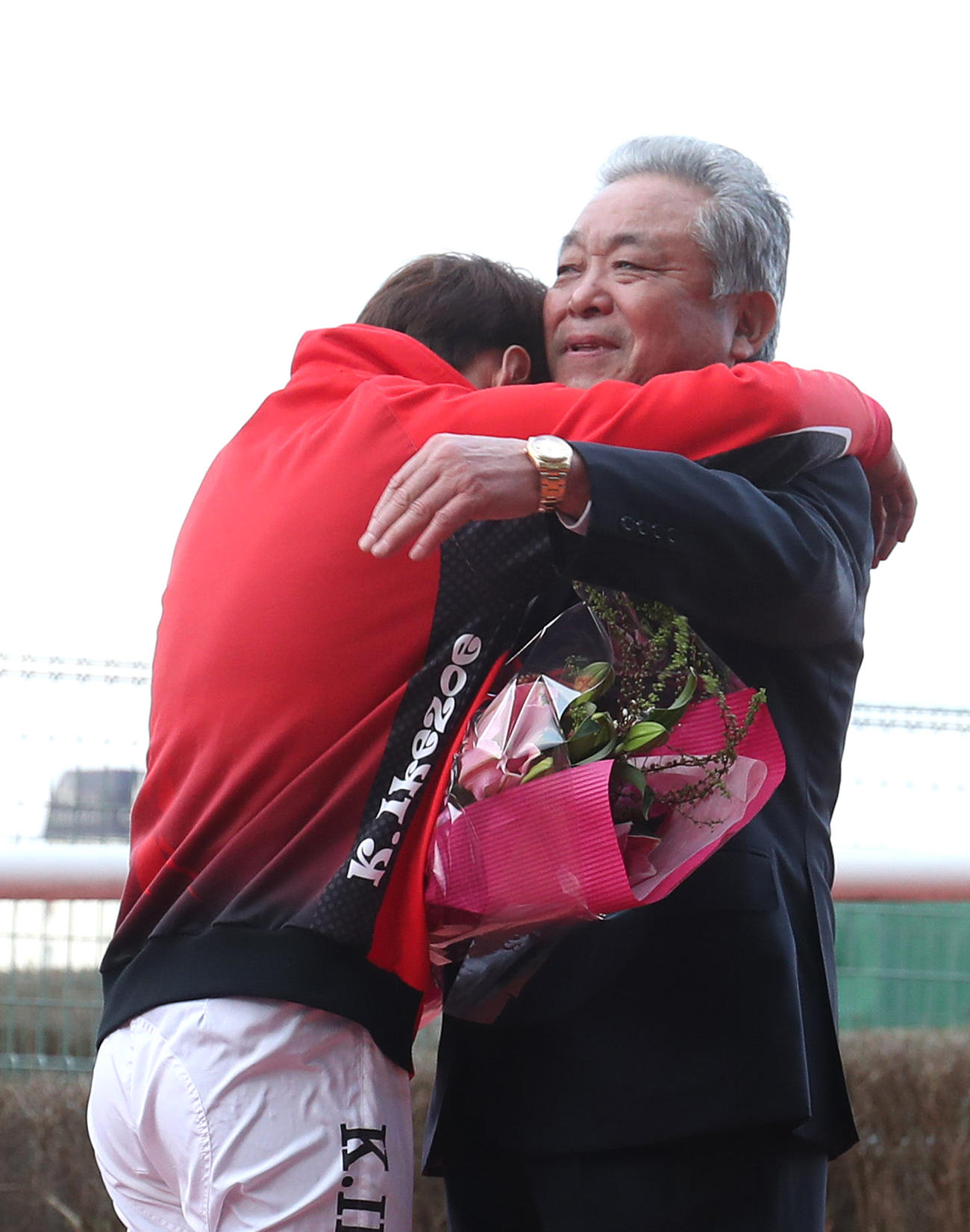 池添騎手（左）の抱擁に感極まる池添兼調教師（撮影・白石智彦）